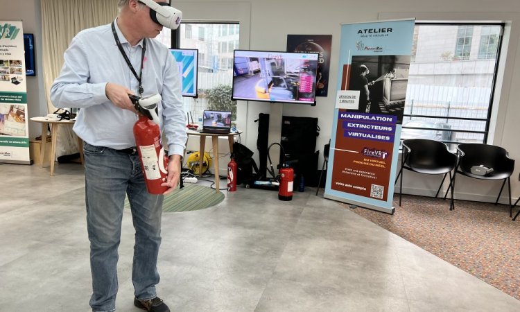 atelier manipulation extincteur en réalité virtuelle pour un exercice d'extinction en formation incendie pour une journée sécurité
